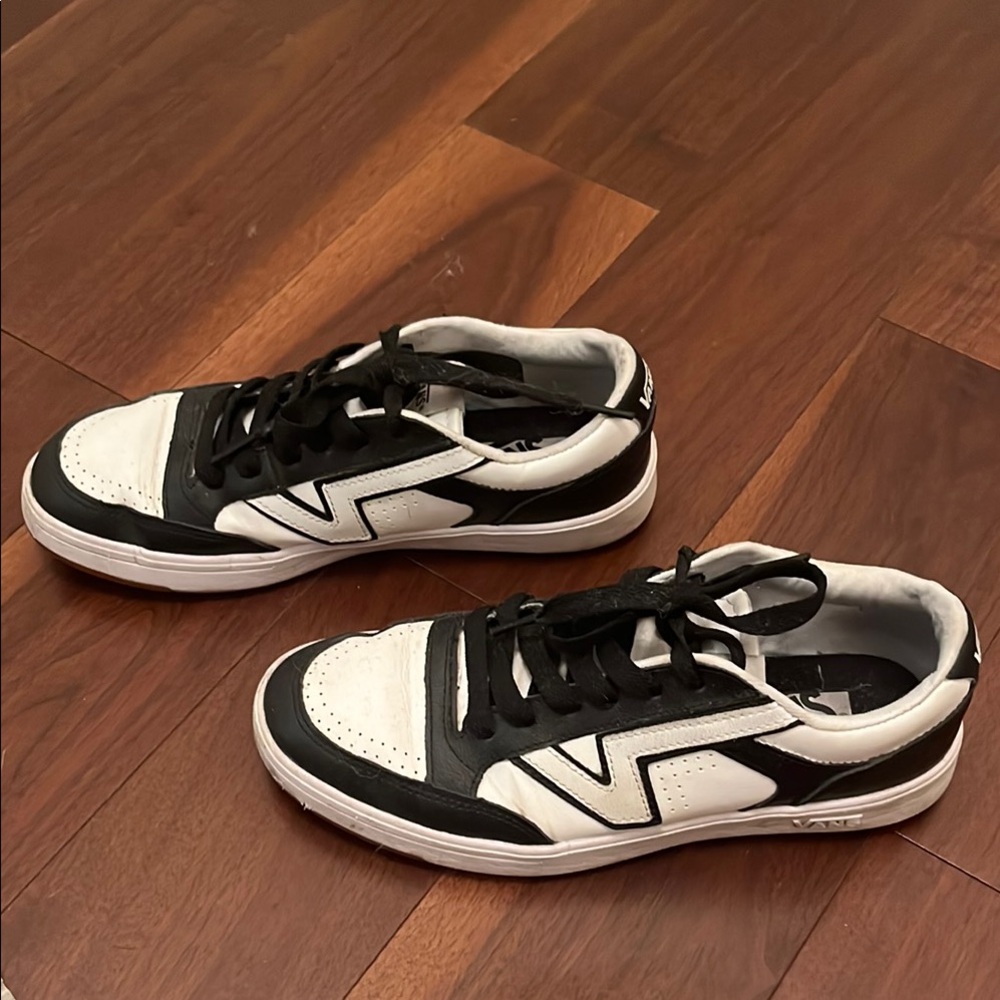 Vans Lowland Classic Black and White Low-Tops Size 9
